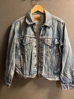 Vintage Levi’s 70506 Denim Trucker Jacket USA Made Size 40R Faded Distressed 80s
